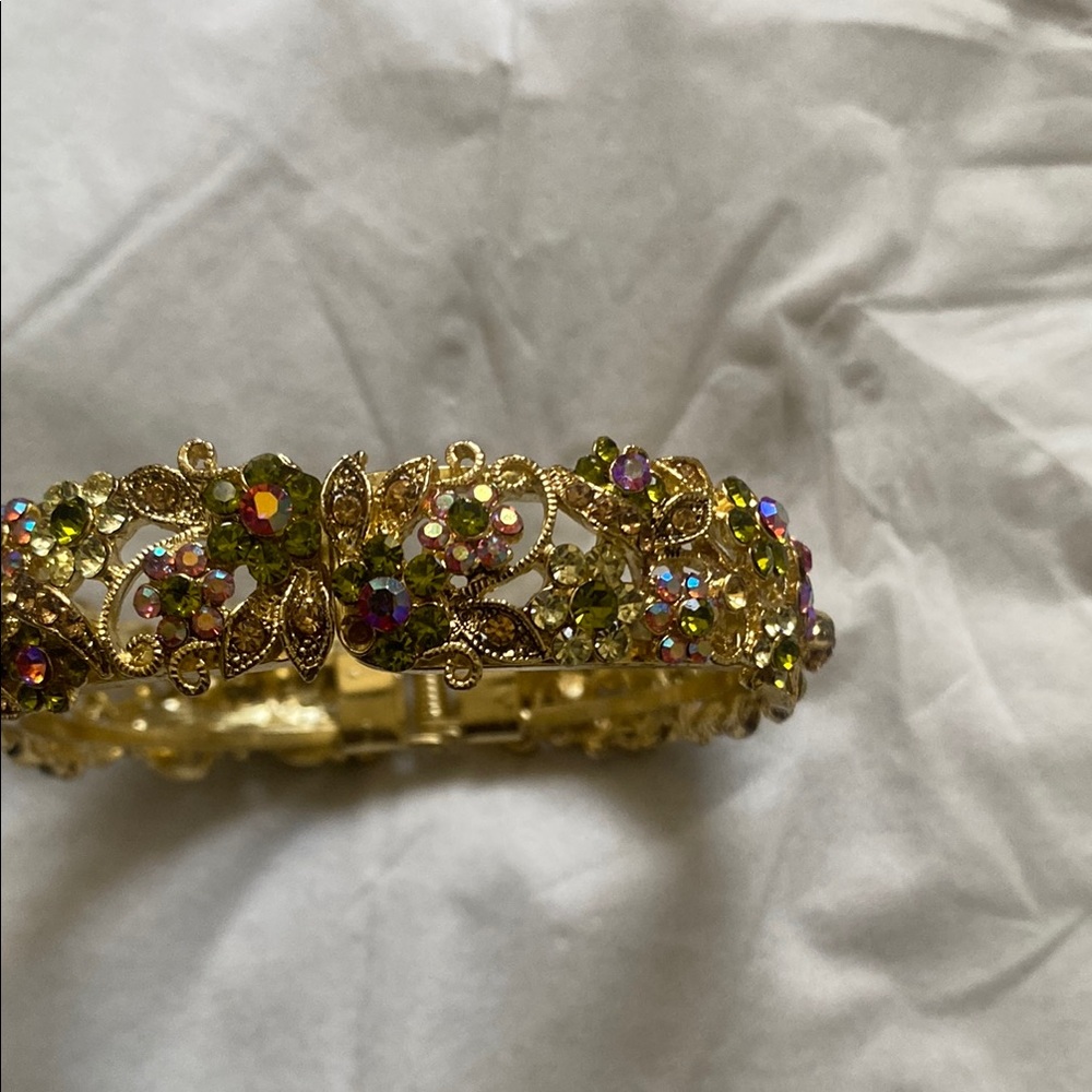 Elegant Gold Floral Bracelet